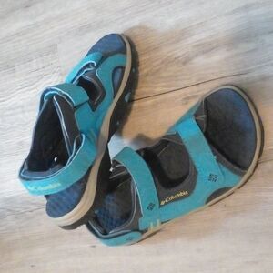 Boys Columbia sandals with 3 valcro straps sz 2 in 2 tone blues n yellow detail